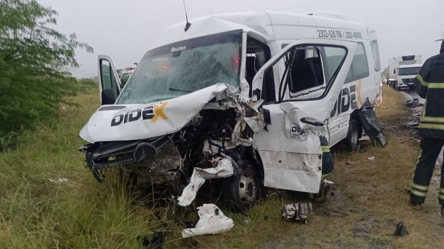 Dos hombres fallecieron tras un brutal accidente entre una combi y un auto