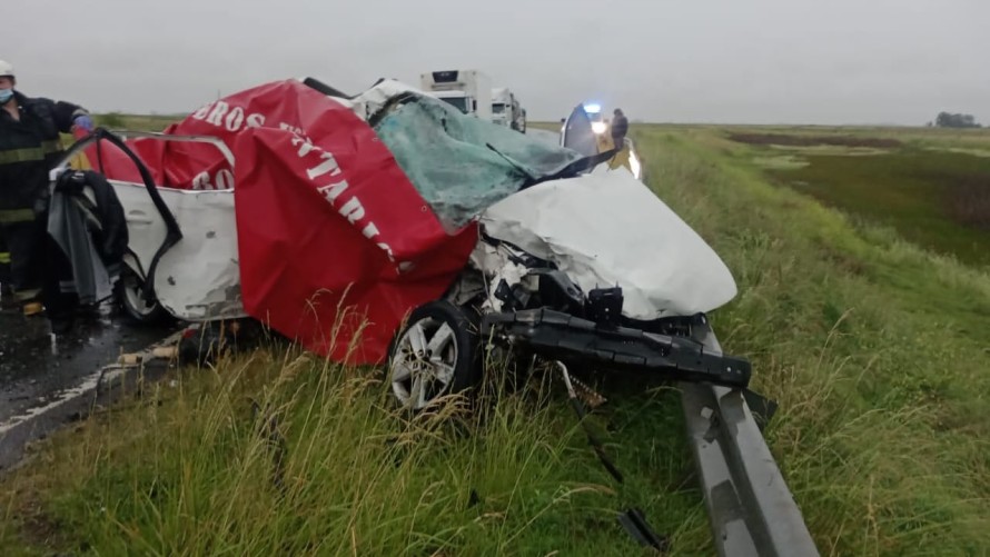 Dos hombres fallecieron tras un brutal accidente entre una combi y un auto