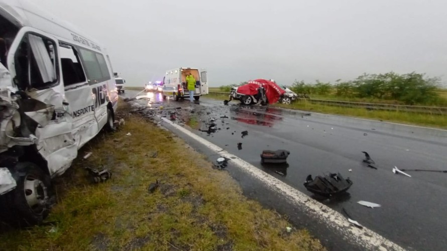 Dos hombres fallecieron tras un brutal accidente entre una combi y un auto