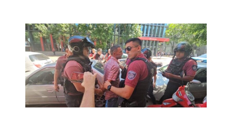 Detienen en la puerta del canal Crónica al hombre que le arrojó un botellazo al presidente Milei