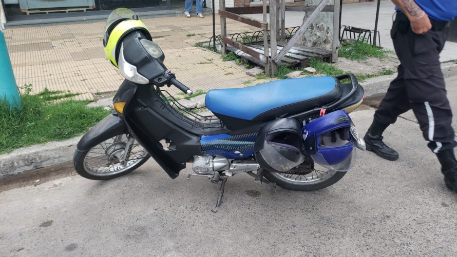 Iba en moto, la chocaron y el conductor de la camioneta se fue del lugar sin asistirla