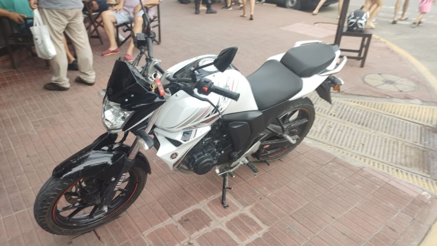 Camioneta y moto chocaron en avenida Almirante Brown