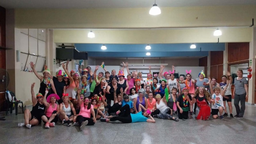 Ritmos Latinos culminó el año con una clase especial de colores y cotillón