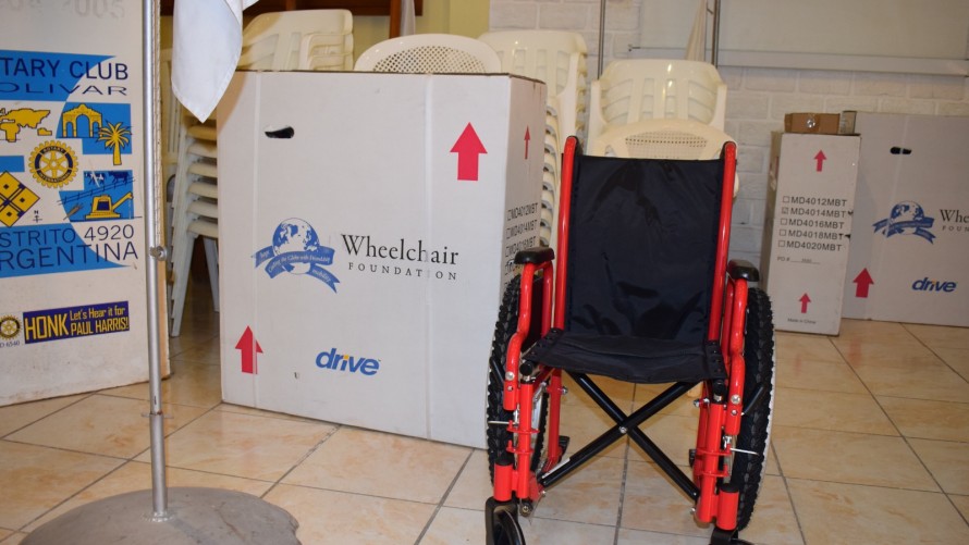 El Rotary Bolívar entregó sillas de ruedas a la comunidad