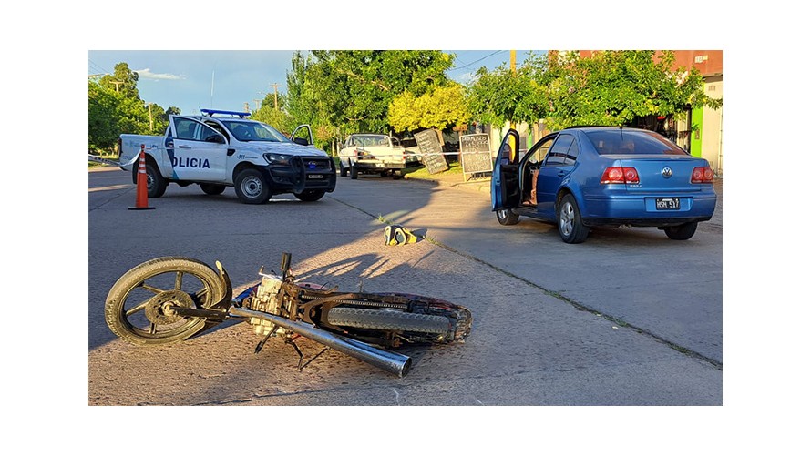 Chocaron un auto y una moto en Sáenz Peña y Juan Manuel de Rosas