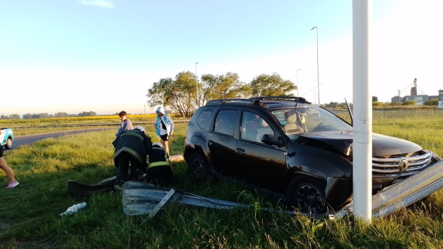 Turistas perdieron el control del vehículo y chocaron en el ingreso a la ciudad