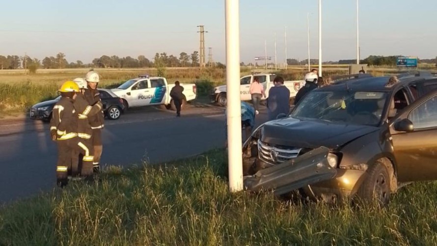 Turistas perdieron el control del vehículo y chocaron en el ingreso a la ciudad
