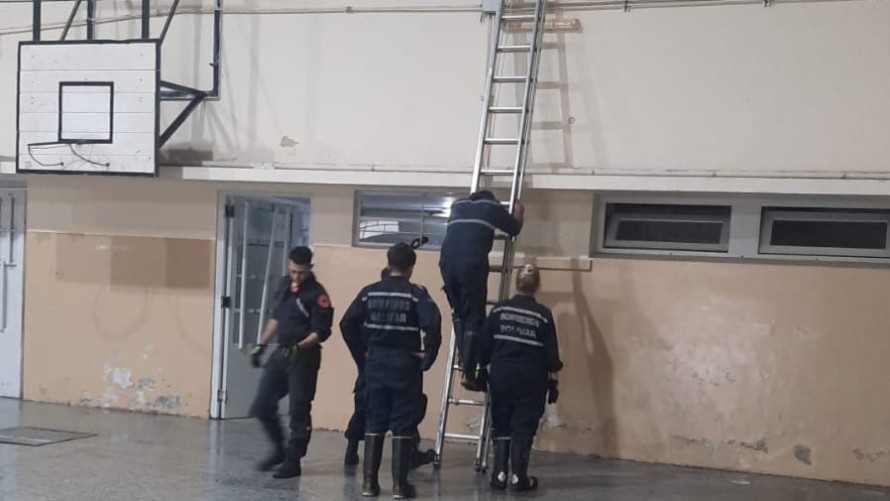 Bomberos Voluntarios colaboraron en la limpieza de la Escuela Nº1