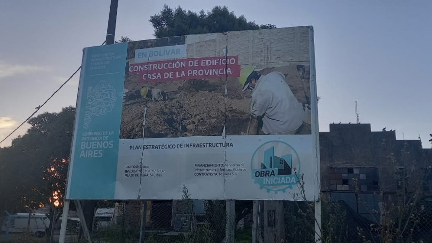 La Casa de la Provincia está parada, al igual que el nuevo edificio del Instituto 27 y las cloacas de Urdampilleta