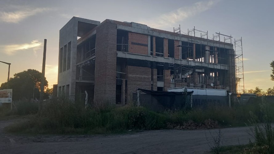 La Casa de la Provincia está parada, al igual que el nuevo edificio del Instituto 27 y las cloacas de Urdampilleta