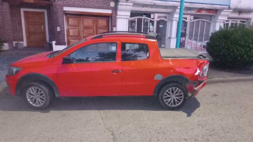 Conductor se fugó tras chocar una camioneta estacionada