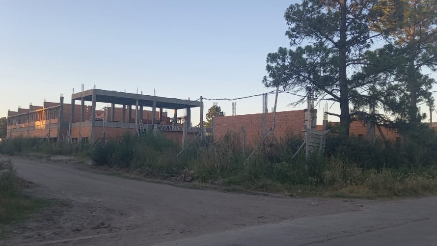 La Casa de la Provincia está parada, al igual que el nuevo edificio del Instituto 27 y las cloacas de Urdampilleta