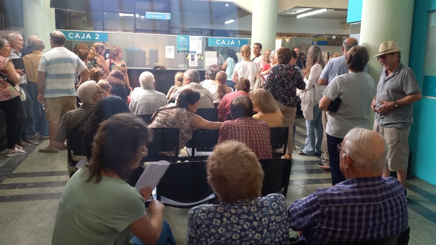 Largas colas y enojos para pagar las tasas municipales