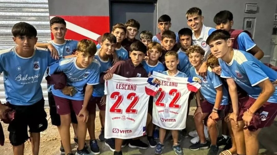 Alan Lescano invitó a la categoría 2010 de Balonpié a un partido de primera