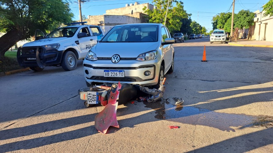 Derivaron a una joven al hospital al protagonizar un accidente de tránsito