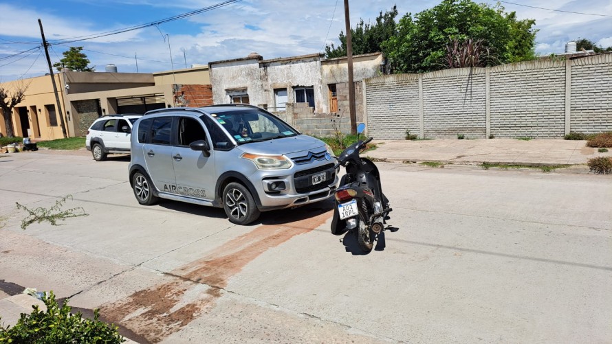 Choque entre auto y moto sin heridos en Colombo y Cacique Catriel