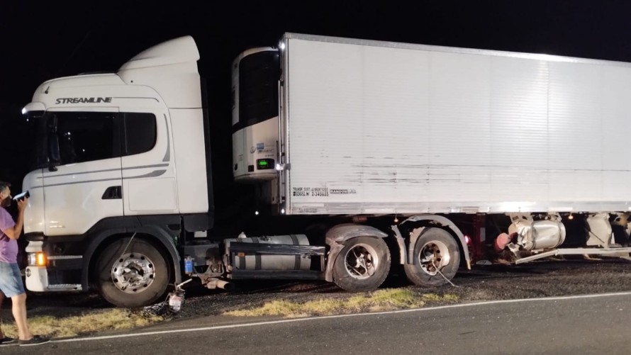 Dos camiones y un taxi protagonizaron un accidente en Ruta 65