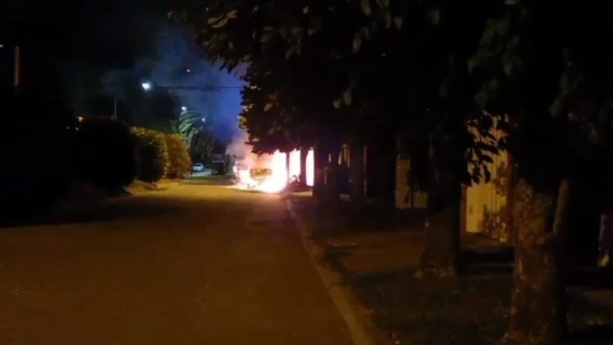 Pérdidas totales para un auto que se incendió esta madrugada
