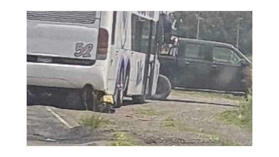 Colectivo se topó con un pozo en la Ruta 65 y rompió un neumático
