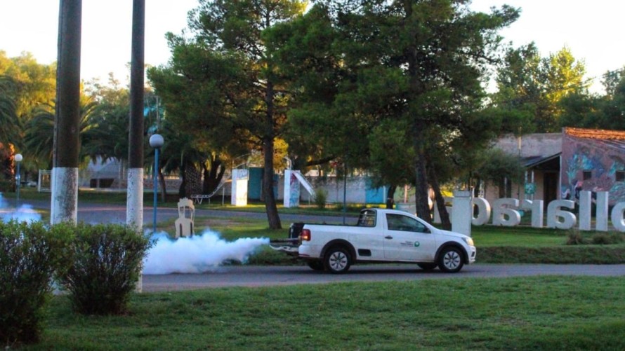 Realizan tareas de pulverización terrestre para eliminar mosquitos