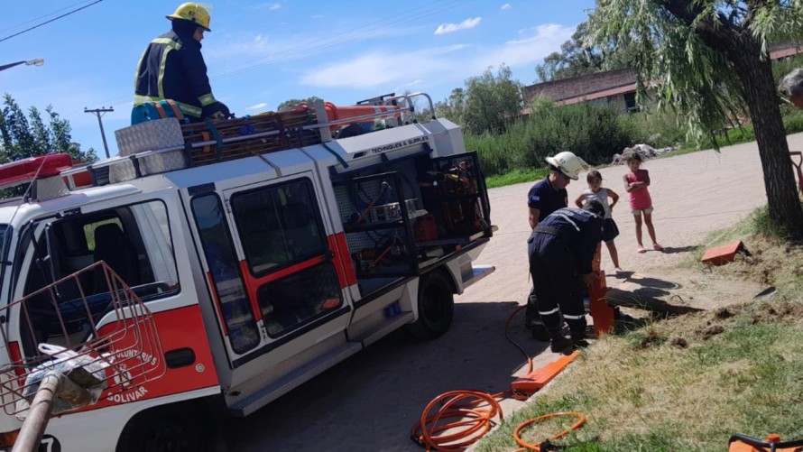Bomberos rescataron a un perro que cayó a una alcantarilla