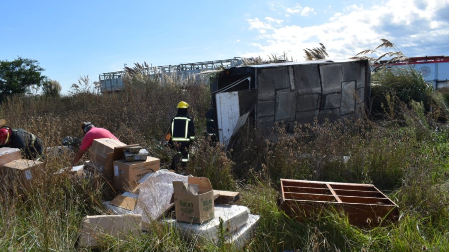 Un tráiler se desenganchó de una camioneta y volcó en la ruta 65