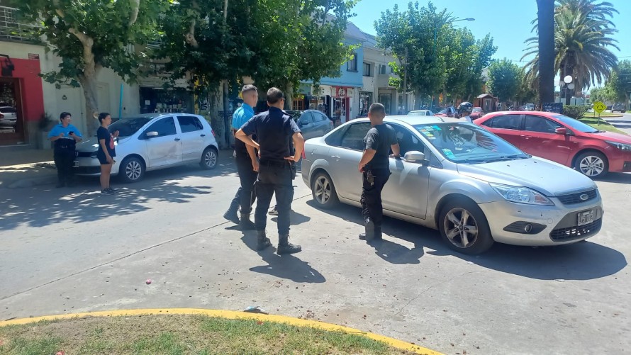 Dos autos colisionaron en pleno centro