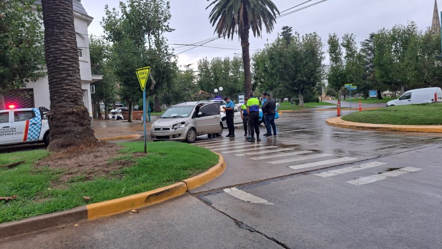 Chocaron un remis y un Jeep en San Martín y Brown