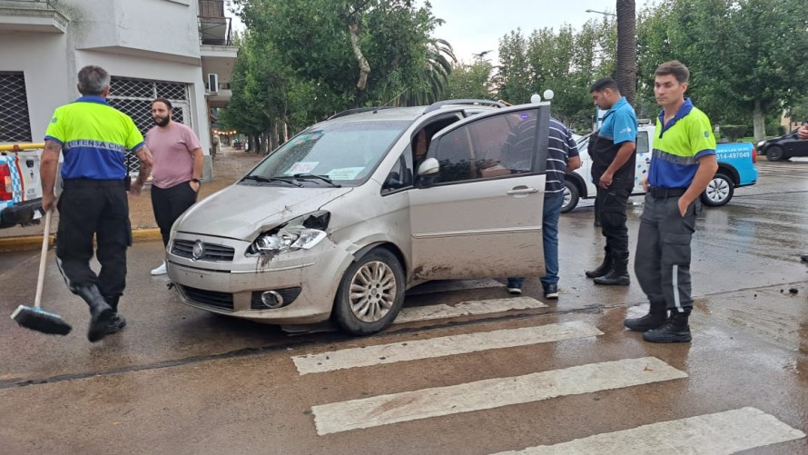 Chocaron un remis y un Jeep en San Martín y Brown