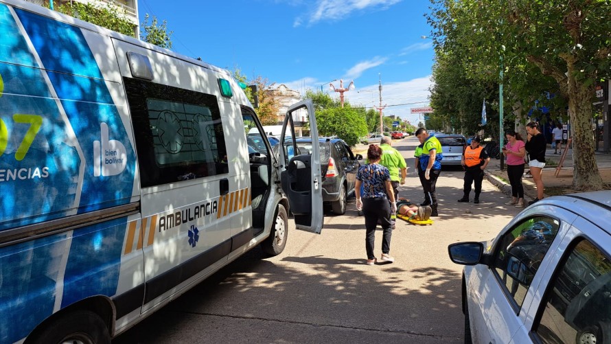 Una bicicleta chocó a un auto en la San Martín y una joven mujer fue llevada al hospital