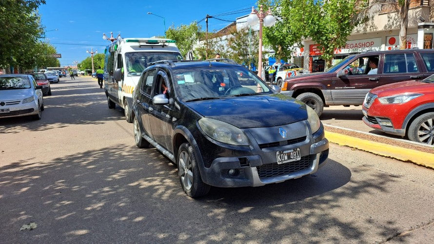 Una bicicleta chocó a un auto en la San Martín y una joven mujer fue llevada al hospital