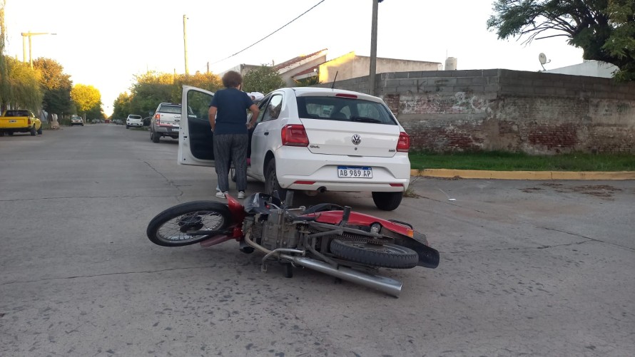 Un motociclista impactó contra un auto y fue trasladado al hospital