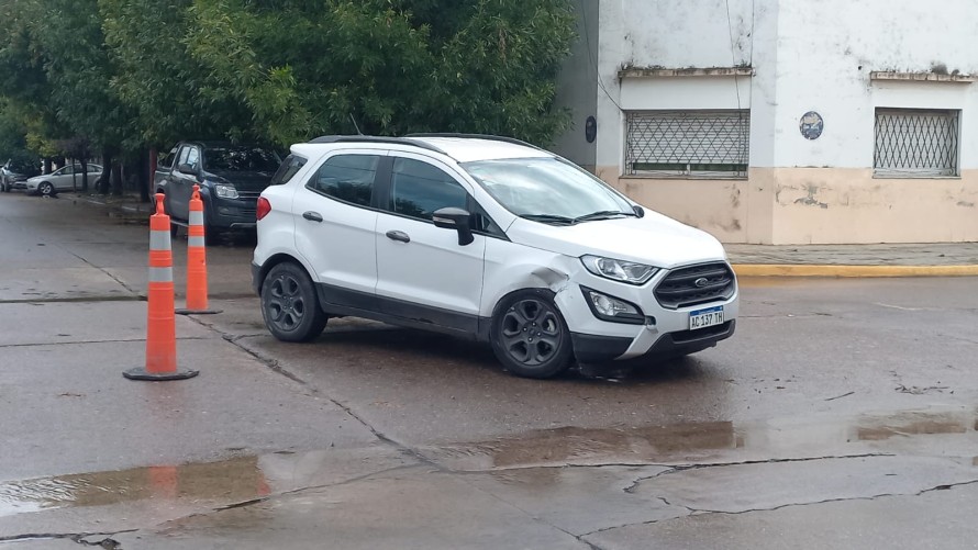El conductor de un auto chocó a una camioneta y se dio a la fuga