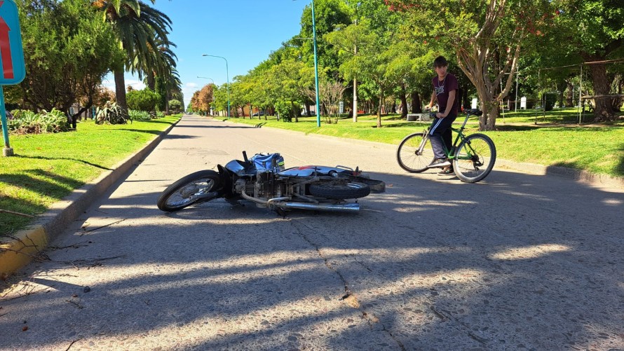 Choque entre camioneta y moto en el ingreso a Bolívar