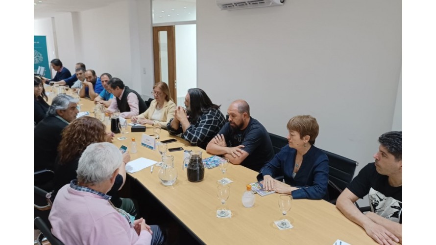 Gremios docentes aceptaron la oferta de Provincia, aunque la debatirán con sus bases