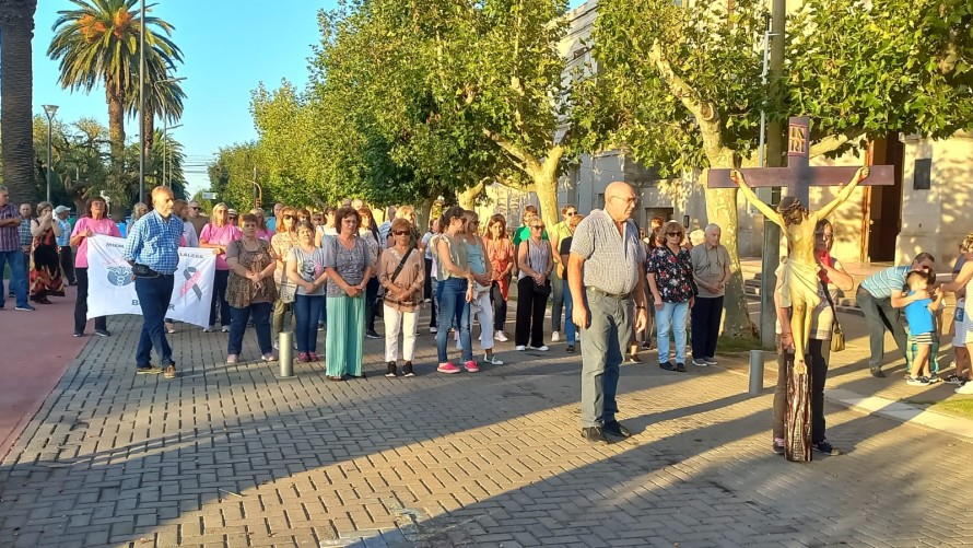 Se realizó el tradicional Vía Crucis por las calles de Bolívar