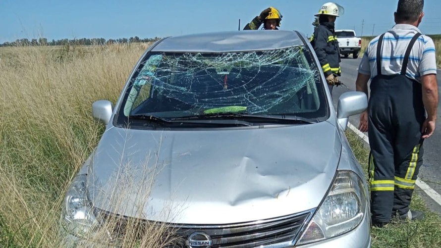 Volcó un vehículo muy cerca del acceso a Urdampilleta