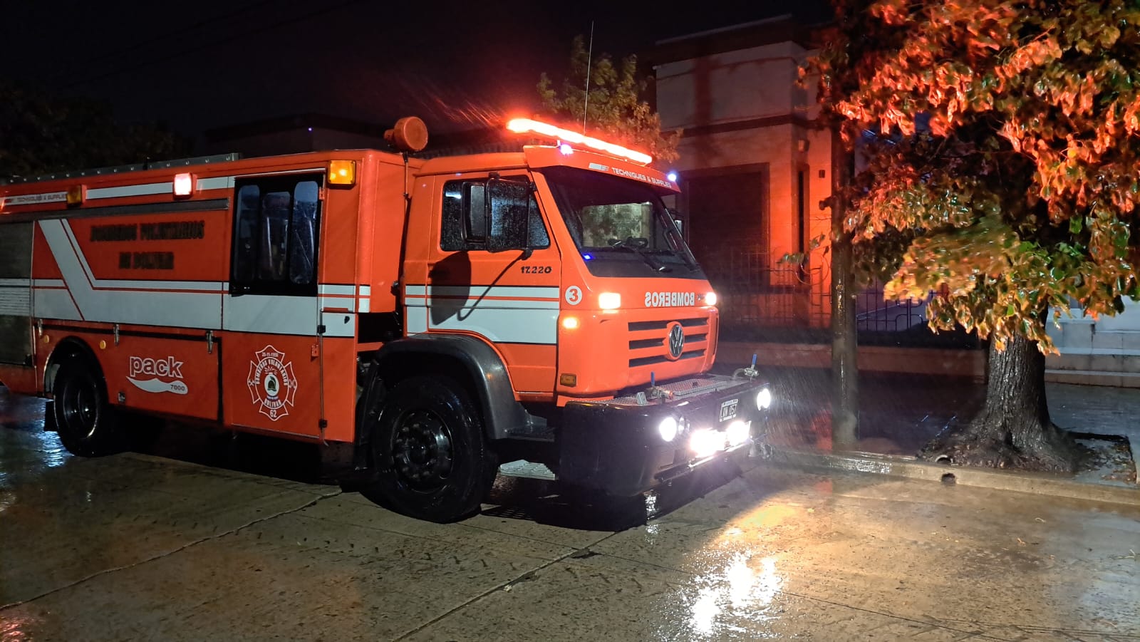 Asistieron a una vecina por la caída del tanque de agua sobre el techo de su vivienda