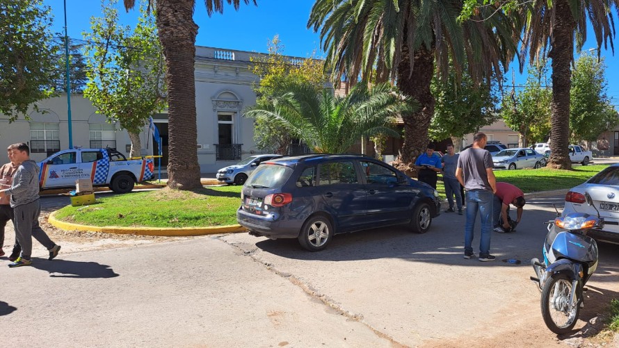 Una motociclista resultó herida al chocar contra un auto en la avenida Alsina