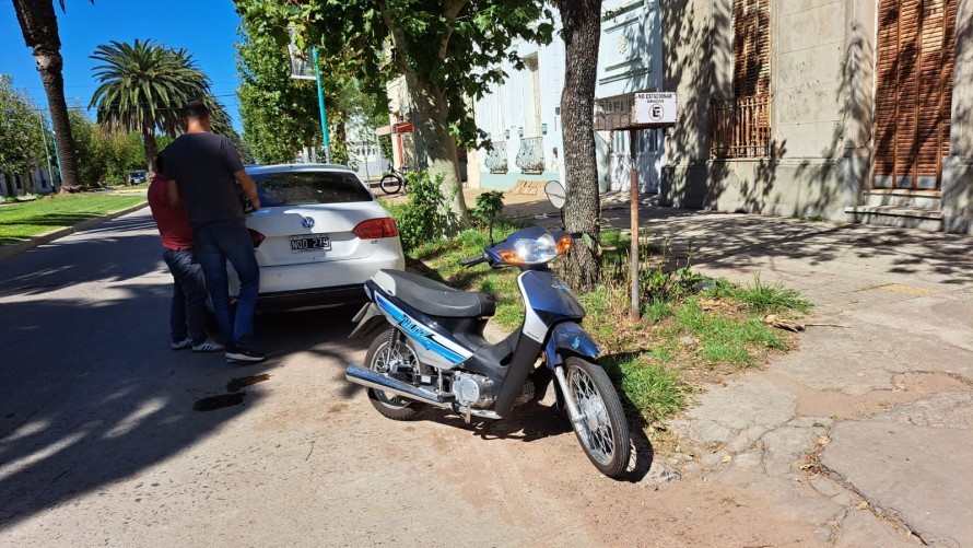 Una motociclista resultó herida al chocar contra un auto en la avenida Alsina