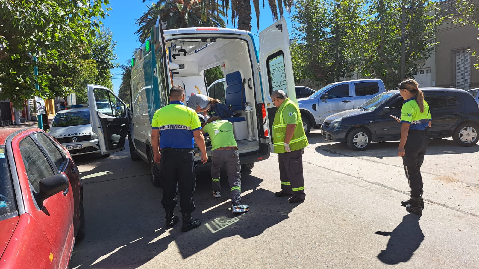 Una motociclista resultó herida al chocar contra un auto en la avenida Alsina