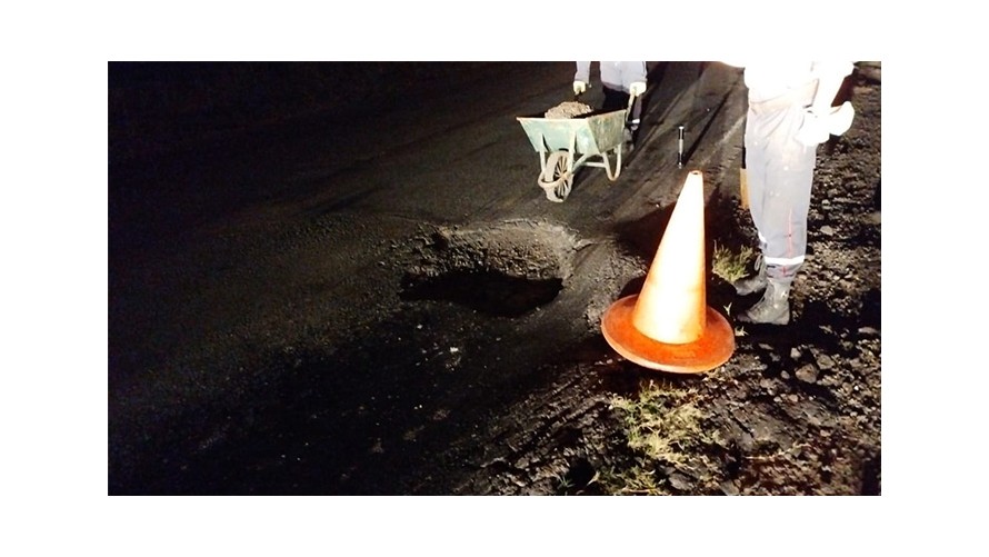 Bomberos salieron a la ruta a tapar un bache