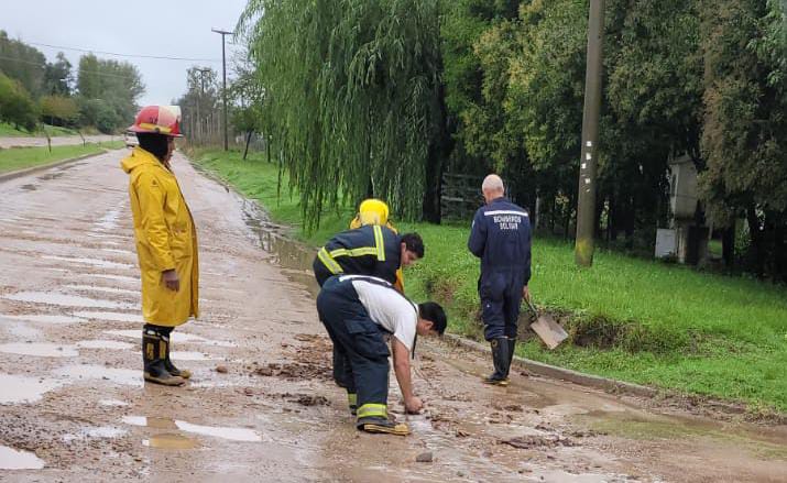 Bomberos Voluntarios de Bolívar tuvieron que desagotar calles y cinco viviendas