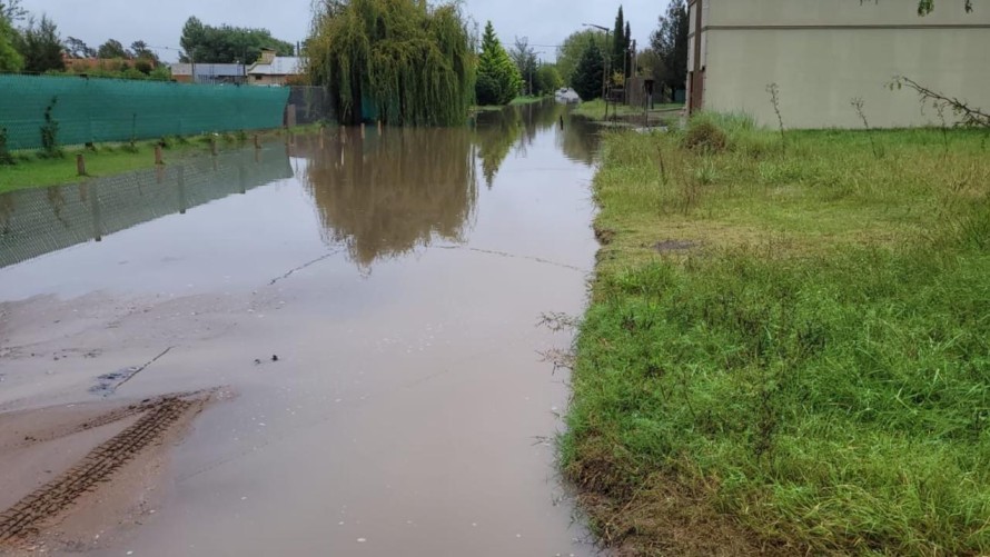 Bomberos Voluntarios de Bolívar tuvieron que desagotar calles y cinco viviendas
