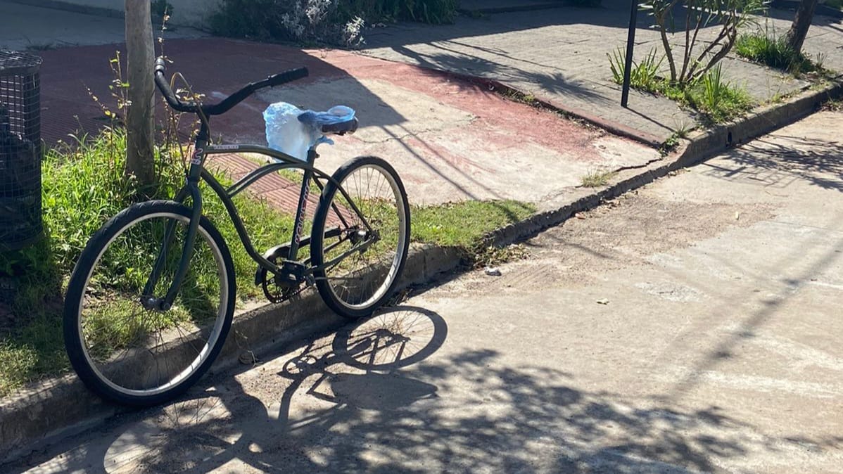 Choque de bicicletas en calle Rivadavia: una mujer fue hospitalizada