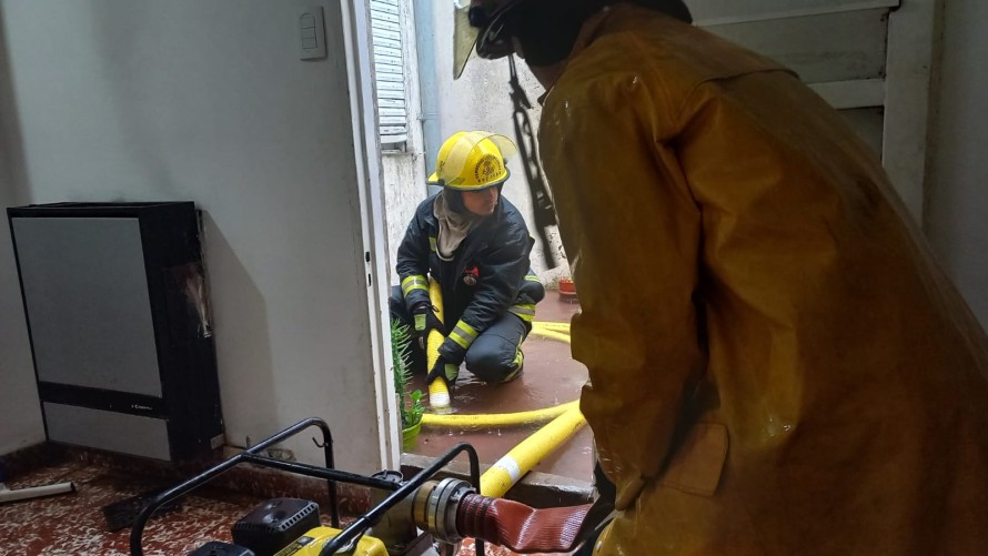 Se inundó la Comisaría de Bolívar y fueron convocados los bomberos
