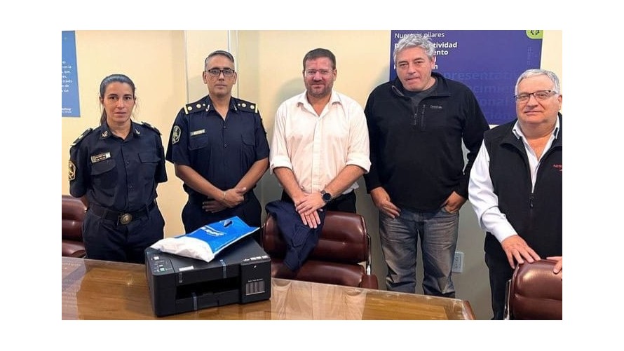 La Cámara Bolívar entregó una nueva impresora a la Comisaría