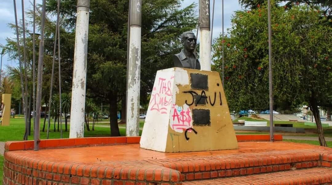 Vandalizaron el busto de Perón y Marcos Pisano estalló en las redes