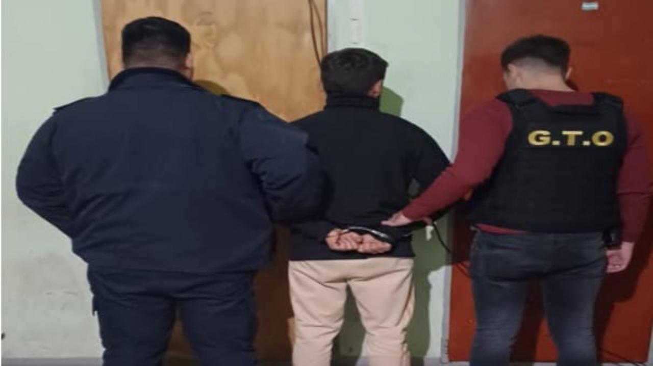 Aprehendieron a un hombre con marihuana, dólares y pesos