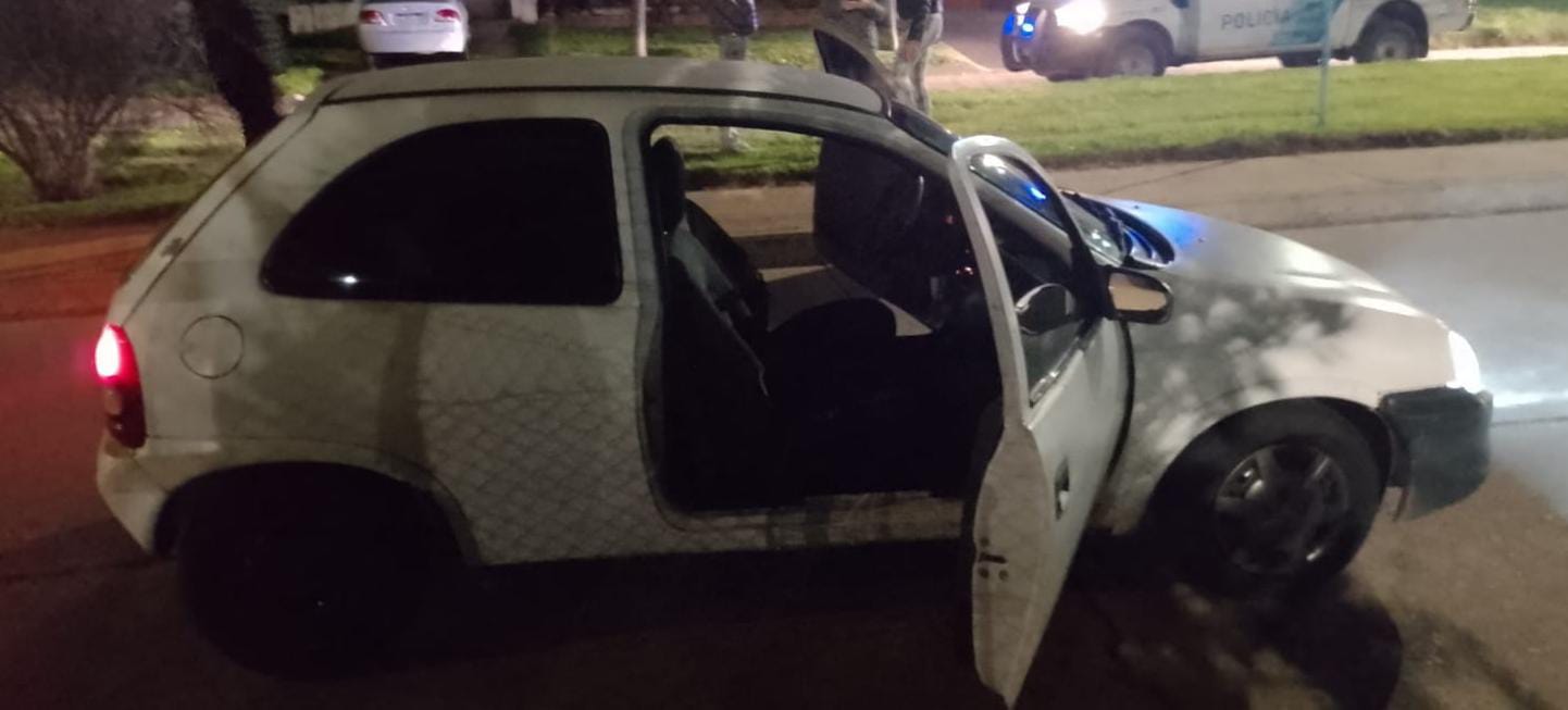 Robaron el auto de una policía, tras una persecución lo abandonaron y se dieron a la fuga